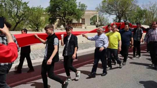 Başkan Büyükkılıç, Hacılar'da vatandaşlarla ve gençlerle buluştu, Türk Bayrağı taşıdı