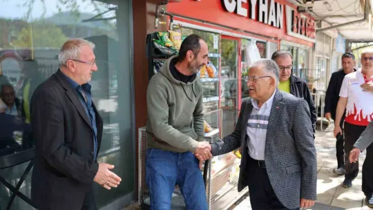 Başkan Büyükkılıç, Hacılar'da vatandaşlarla ve gençlerle buluştu, Türk Bayrağı taşıdı