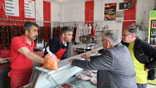 Başkan Büyükkılıç, Hacılar'da vatandaşlarla ve gençlerle buluştu, Türk Bayrağı taşıdı