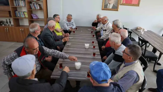 Başkan Büyükkılıç, Hacılar'da vatandaşlarla ve gençlerle buluştu, Türk Bayrağı taşıdı