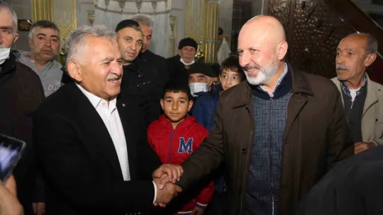 Başkan Büyükkılıç iftarını vatandaşla açtı