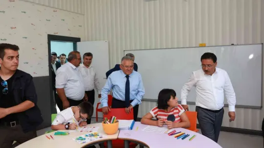 Başkan Büyükkılıç ile Vali Çiçek'ten özel çocuklar ve ulu çınarlara ziyaret