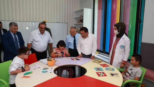 Başkan Büyükkılıç ile Vali Çiçek'ten özel çocuklar ve ulu çınarlara ziyaret