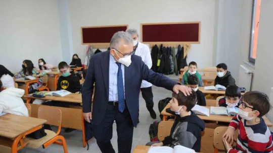 Başkan Büyükkılıç, İlmiye-Ahmet Büyükkılıç İlkokulu'nun ilk gününde minikleri yalnız bırakmadı