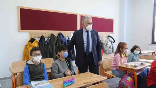 Başkan Büyükkılıç, İlmiye-Ahmet Büyükkılıç İlkokulu'nun ilk gününde minikleri yalnız bırakmadı