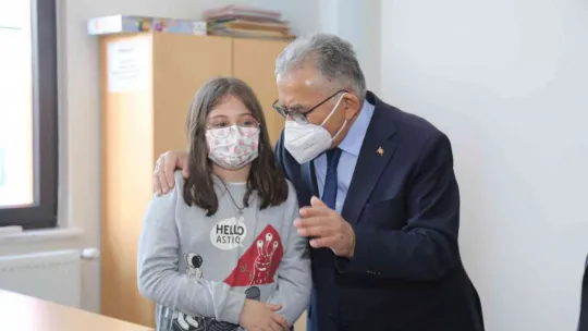 Başkan Büyükkılıç, İlmiye-Ahmet Büyükkılıç İlkokulu'nun ilk gününde minikleri yalnız bırakmadı