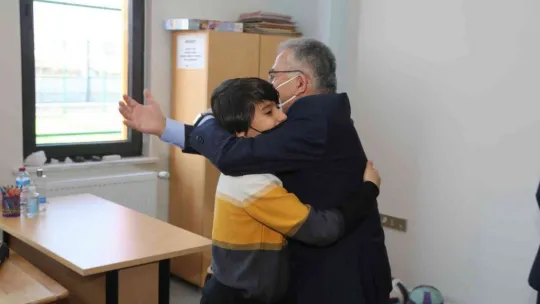 Başkan Büyükkılıç, İlmiye-Ahmet Büyükkılıç İlkokulu'nun ilk gününde minikleri yalnız bırakmadı