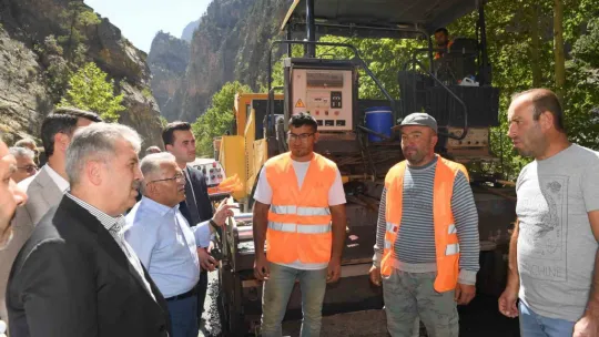 Kapuzbaşı yolunda sıcak asfalt çalışmaları devam ediyor