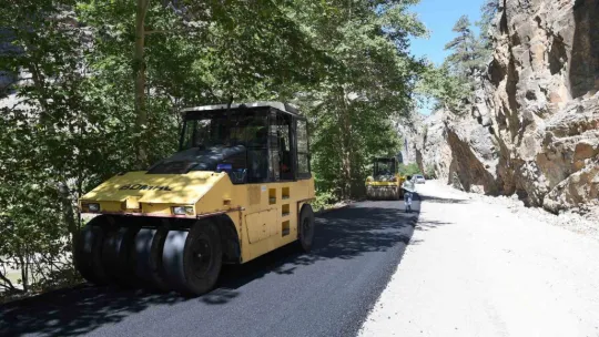 Kapuzbaşı yolunda sıcak asfalt çalışmaları devam ediyor