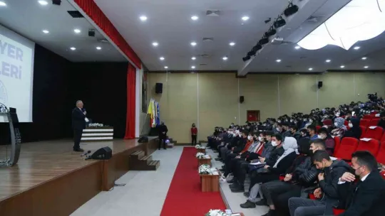 Başkan Büyükkılıç, Kariyer Günleri'nde 300 öğrenciyle bir araya geldi