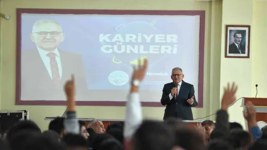 Başkan Büyükkılıç, Kariyer Günleri'nde öğrencilerle buluştu