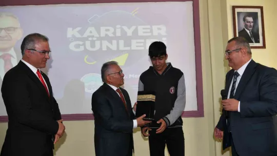 Başkan Büyükkılıç, Kariyer Günleri'nde öğrencilerle buluştu