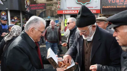 Başkan Büyükkılıç, Kazancılar Çarşısı'nda Esnafları Gezdi
