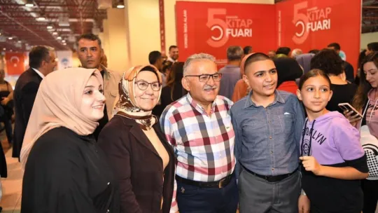 Başkan Büyükkılıç Kitap Fuarı'nda kitapseverlerle buluştu