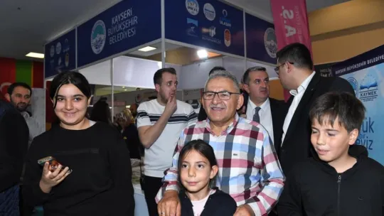 Başkan Büyükkılıç Kitap Fuarı'nda kitapseverlerle buluştu