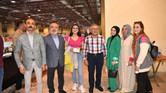 Başkan Büyükkılıç Kitap Fuarı'nda kitapseverlerle buluştu