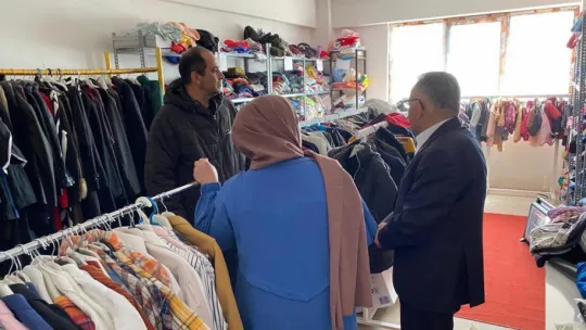 Başkan Büyükkılıç, Kızılay Yardım Toplama Merkezi'ni ziyaret etti