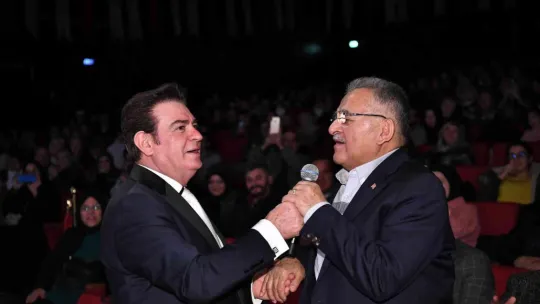 Başkan Büyükkılıç, konser ve şiir dinletisinde şarkı söyledi