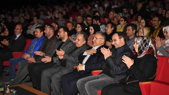 Başkan Büyükkılıç, konser ve şiir dinletisinde şarkı söyledi