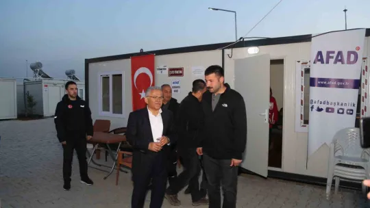 Başkan Büyükkılıç, Konteyner Kent'te depremzedelerle bir araya geldi