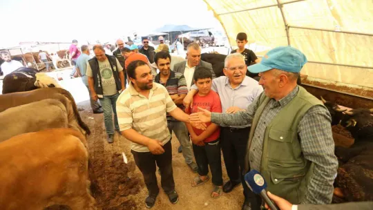 Başkan Büyükkılıç, kurban pazarında sıkı pazarlığa katıldı