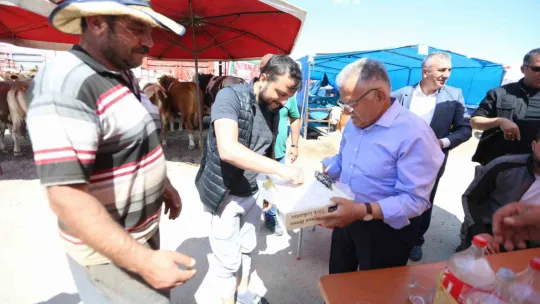 Başkan Büyükkılıç, kurban pazarında sıkı pazarlığa katıldı