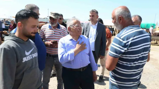 Başkan Büyükkılıç, kurban pazarında sıkı pazarlığa katıldı