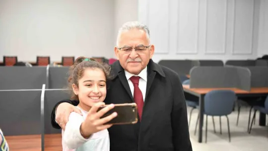 Başkan Büyükkılıç Kütüphaneler Haftasında Gençlere bir kütüphane daha hediye etti