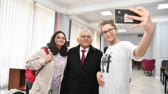 Başkan Büyükkılıç Kütüphaneler Haftasında Gençlere bir kütüphane daha hediye etti