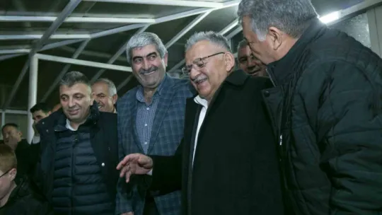 Başkan Büyükkılıç, mahalle mahalle geziyor, vatandaşla kucaklaşıyor