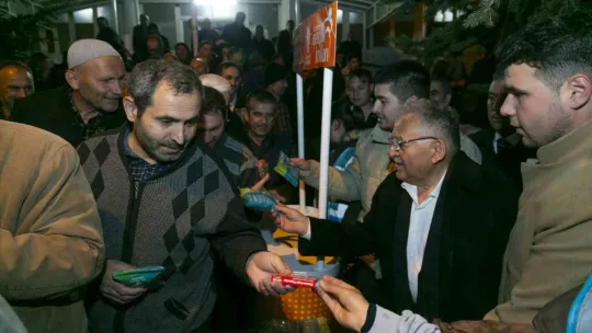 Başkan Büyükkılıç, mahalle mahalle geziyor, vatandaşla kucaklaşıyor