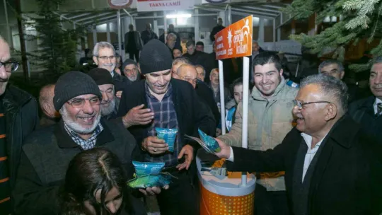 Başkan Büyükkılıç, mahalle mahalle geziyor, vatandaşla kucaklaşıyor