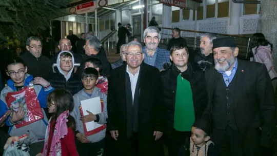 Başkan Büyükkılıç, mahalle mahalle geziyor, vatandaşla kucaklaşıyor