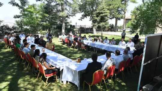 Başkan Büyükkılıç, Matematik Kampı Töreni'ne katıldı, öğrencilere belgelerini verdi
