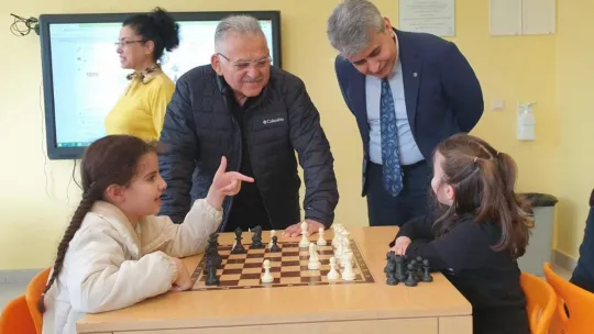 Başkan Büyükkılıç miniklerin hayır panayırını ziyaret etti
