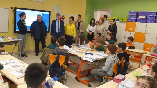 Başkan Büyükkılıç miniklerin hayır panayırını ziyaret etti