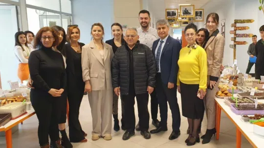 Başkan Büyükkılıç miniklerin hayır panayırını ziyaret etti