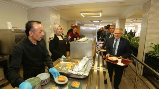 Başkan Büyükkılıç, öğle yemeğinde belediye personeli ile buluştu