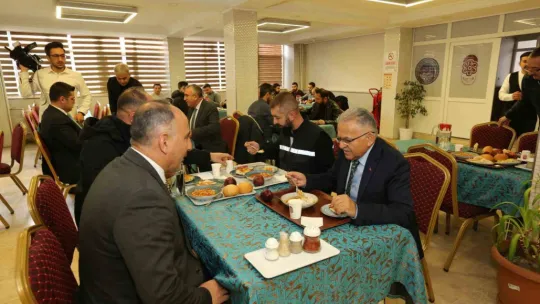 Başkan Büyükkılıç, öğle yemeğinde belediye personeli ile buluştu