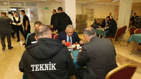 Başkan Büyükkılıç, öğle yemeğinde belediye personeli ile buluştu