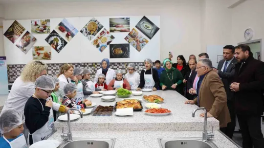 Başkan Büyükkılıç, özel çocuklarla hamburger yaptı