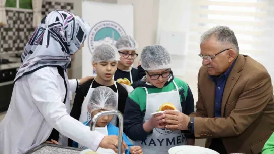 Başkan Büyükkılıç, özel çocuklarla hamburger yaptı