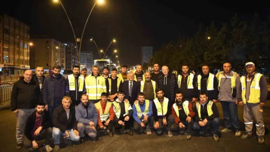 Başkan Büyükkılıç, personelin gece mesaisini yerinde inceledi