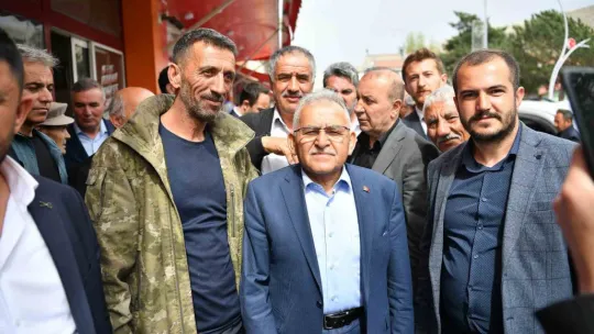 Başkan Büyükkılıç, Pınarbaşı esnafı ve ilçe sakinleriyle kucaklaştı