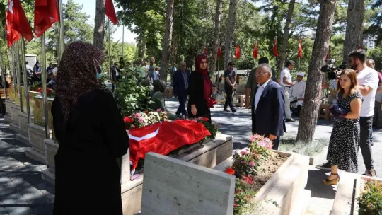 Başkan Büyükkılıç, Şehir Polis Uluçay'ı mezarı başında andı
