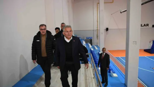 Başkan Büyükkılıç, Hacılar spor salonunu inceledi, basket oynadı