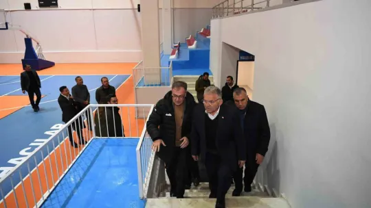 Başkan Büyükkılıç, Hacılar spor salonunu inceledi, basket oynadı