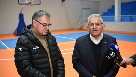 Başkan Büyükkılıç, Hacılar spor salonunu inceledi, basket oynadı
