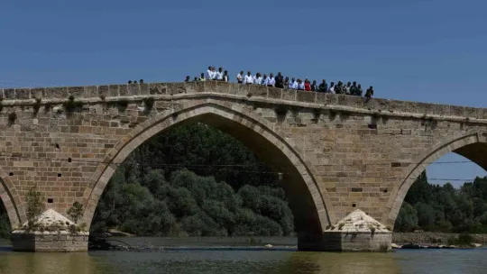 Başkan Büyükkılıç'tan 530 yıllık tarihi köprünün yanına 'millet bahçesi' müjdesi