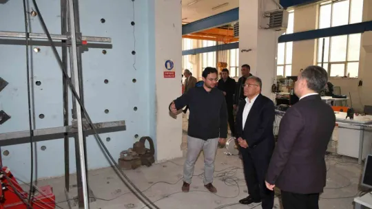 Başkan Büyükkılıç'tan Deprem Araştırma Laboratuvarı'na ziyaret